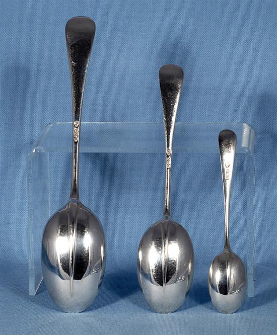 A 1930s canteen of silver rat tail pattern cutlery, by William Hutton & Sons, 52oz/1634 grams.